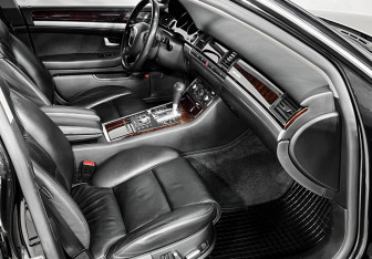 Подержанный автомобиль Audi A8 2007 года (16 фото)