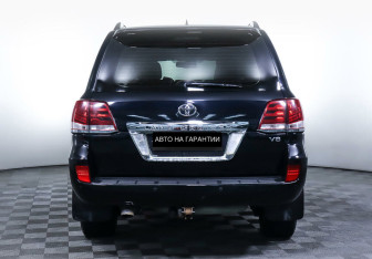 Подержанный автомобиль Toyota Land Cruiser Suv 2014 года (6 фото)