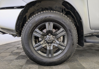 Подержанный автомобиль Toyota Hilux 2022 года (14 фото)