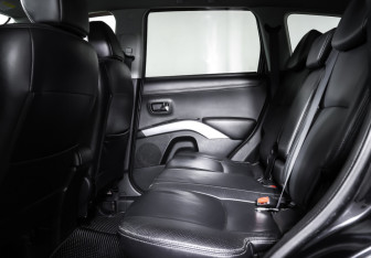 Подержанный автомобиль Mitsubishi Outlander 2011 года (12 фото)