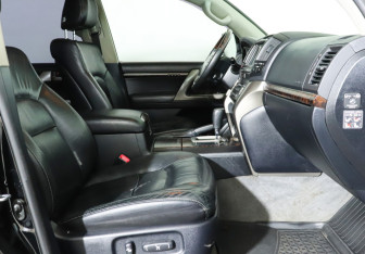 Подержанный автомобиль Toyota Land Cruiser Suv 2011 года (9 фото)