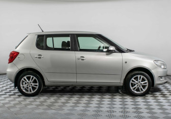 Подержанный автомобиль Skoda Fabia Hatchback 2012 года (4 фото)