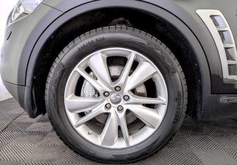 Подержанный автомобиль Infiniti QX70 2016 года (18 фото)