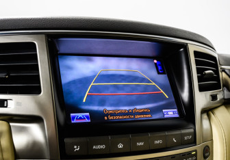 Подержанный автомобиль Lexus LX 2012 года (15 фото)