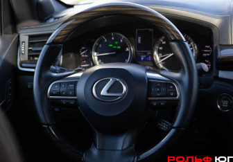 Подержанный автомобиль Lexus LX 2018 года (13 фото)