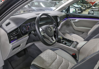 Подержанный автомобиль Volkswagen Touareg 2020 года (14 фото)