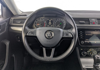 Подержанный автомобиль Skoda Superb Liftback 2019 года (24 фото)