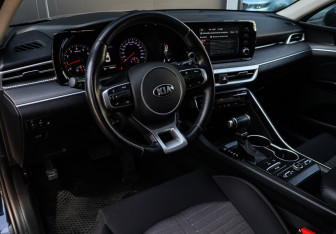 Подержанный автомобиль Kia K5 2021 года (13 фото)