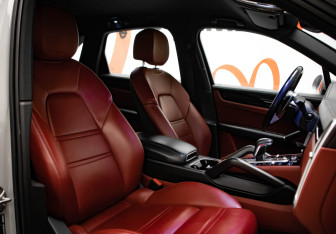 Подержанный автомобиль Porsche Cayenne 2021 года (28 фото)