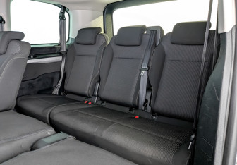 Подержанный автомобиль Peugeot Traveller 2021 года (13 фото)