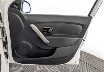 Подержанный автомобиль Renault Sandero 2017 года (22 фото)