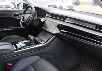 Подержанный автомобиль Audi A8 2019 года (9 фото)