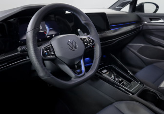 Подержанный автомобиль Volkswagen Golf R Hatchback 2023 года (14 фото)