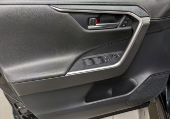 Подержанный автомобиль Toyota RAV4 2021 года (11 фото)