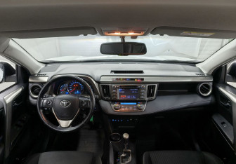 Подержанный автомобиль Toyota RAV4 2013 года (11 фото)