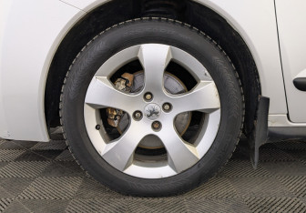 Подержанный автомобиль Peugeot 3008 2013 года (12 фото)