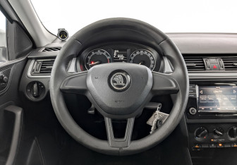 Подержанный автомобиль Skoda Rapid Liftback 2017 года (21 фото)