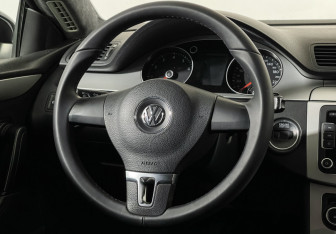 Подержанный автомобиль Volkswagen Passat CC 2010 года (14 фото)