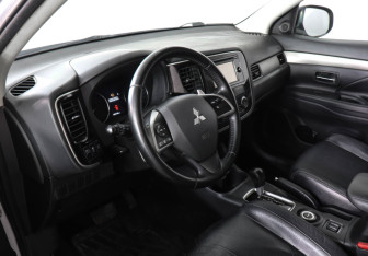 Подержанный автомобиль Mitsubishi Outlander 2013 года (9 фото)