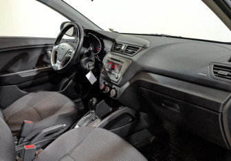 Подержанный автомобиль Kia Rio Sedan 2015 года (13 фото)