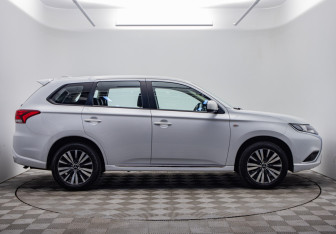 Подержанный автомобиль Mitsubishi Outlander 2022 года (6 фото)