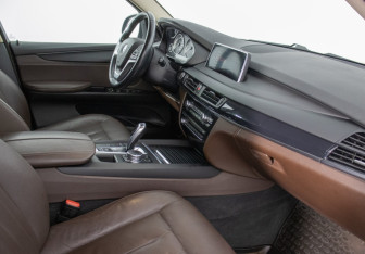 Подержанный автомобиль BMW X5 2015 года (9 фото)