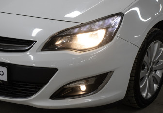 Подержанный автомобиль Opel Astra Hatchback 2014 года (22 фото)