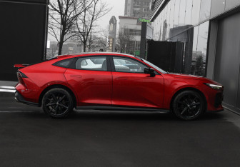 Подержанный автомобиль Changan UNI-V 2023 года (4 фото)