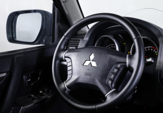 Подержанный автомобиль Mitsubishi Pajero 2011 года (13 фото)