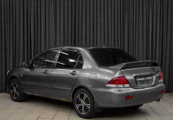 Подержанный автомобиль Mitsubishi Lancer Sedan 2005 года (6 фото)