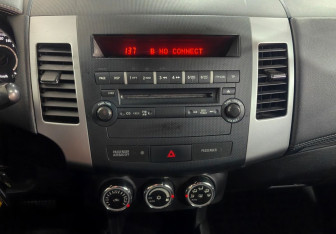 Подержанный автомобиль Mitsubishi Outlander 2011 года (13 фото)