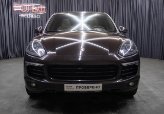 Подержанный автомобиль Porsche Cayenne 2016 года (2 фото)
