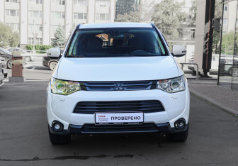 Подержанный автомобиль Mitsubishi Outlander 2013 года (2 фото)