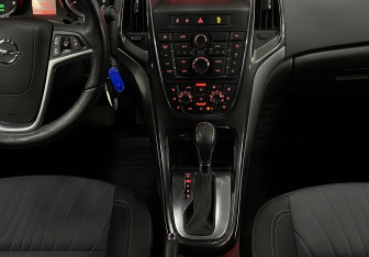 Подержанный автомобиль Opel Astra Sedan 2013 года (13 фото)