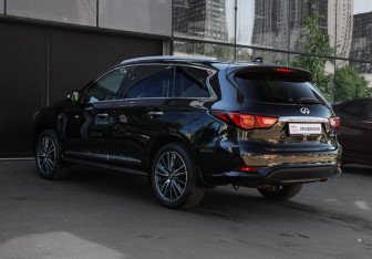 Подержанный автомобиль Infiniti QX60 2017 года (6 фото)
