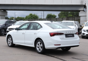 Подержанный автомобиль Skoda Octavia Liftback 2021 года (7 фото)
