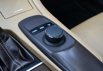 Подержанный автомобиль Lexus ES 2018 года (17 фото)