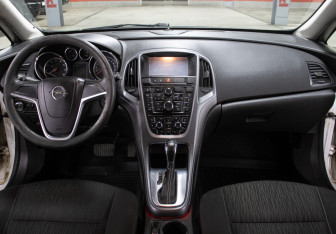Подержанный автомобиль Opel Astra Sedan 2012 года (14 фото)