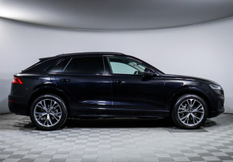 Подержанный автомобиль Audi Q8 2021 года (4 фото)