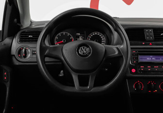Подержанный автомобиль Volkswagen Polo Sedan 2015 года (11 фото)