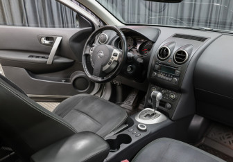 Подержанный автомобиль Nissan Qashqai+2 2010 года (11 фото)