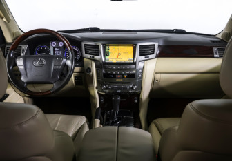 Подержанный автомобиль Lexus LX 2011 года (15 фото)