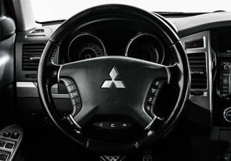 Подержанный автомобиль Mitsubishi Pajero 2015 года (11 фото)