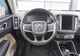 Подержанный автомобиль Volvo XC40 2019 года (13 фото)