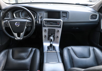 Подержанный автомобиль Volvo S60 2016 года (14 фото)