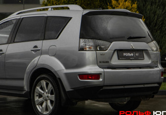 Подержанный автомобиль Mitsubishi Outlander 2009 года (16 фото)