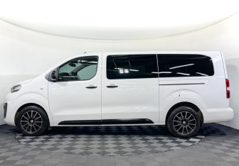 Подержанный автомобиль Peugeot Traveller 2022 года (8 фото)