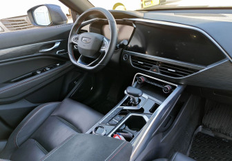 Подержанный автомобиль Geely Tugella 2023 года (10 фото)