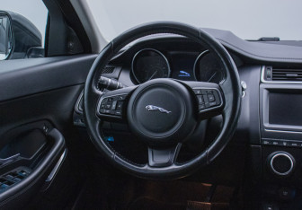 Подержанный автомобиль Jaguar E-Pace 2018 года (15 фото)