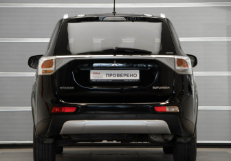 Подержанный автомобиль Mitsubishi Outlander 2014 года (5 фото)